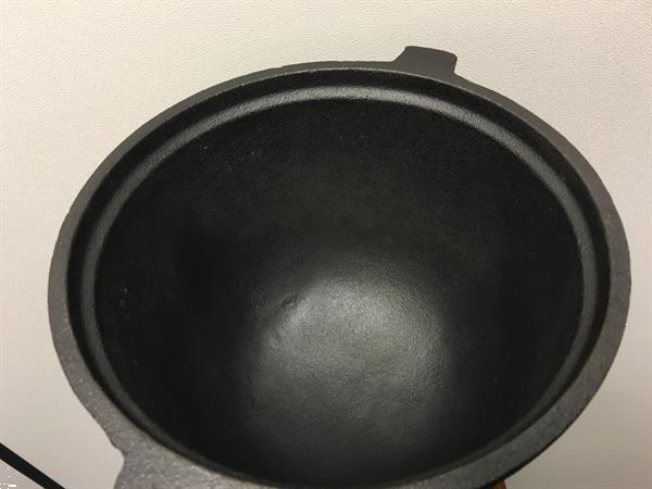 Grote foto vol gietijzeren kookpot pan zwaar 8 liter. antiek en kunst curiosa en brocante