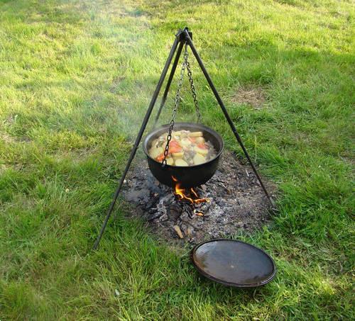 Grote foto vol gietijzeren kookpot ketel zwaar 22 liter tuin en terras buitenkeukens