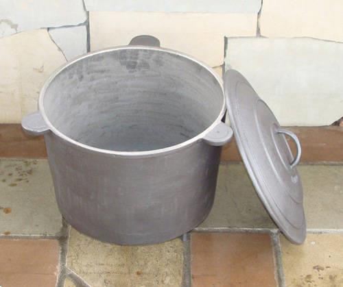 Grote foto vol gietijzeren kookpot ketel zwaar 22 liter tuin en terras buitenkeukens