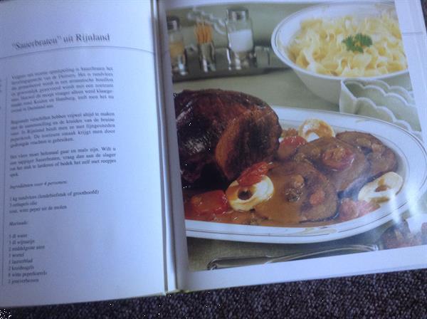 Grote foto twee kookboeken 1 rundsvlees 2 microgolfoven boeken kookboeken