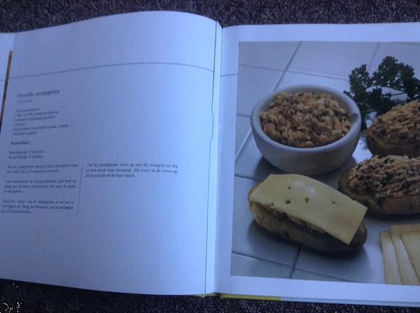 Grote foto twee kookboeken 1 rundsvlees 2 microgolfoven boeken kookboeken