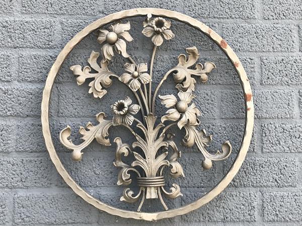 Grote foto prachtig rond wandornament sierhekwerk van smeedijzer met na tuin en terras hekken en schuttingen