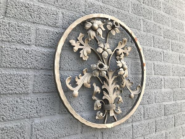 Grote foto prachtig rond wandornament sierhekwerk van smeedijzer met na tuin en terras hekken en schuttingen