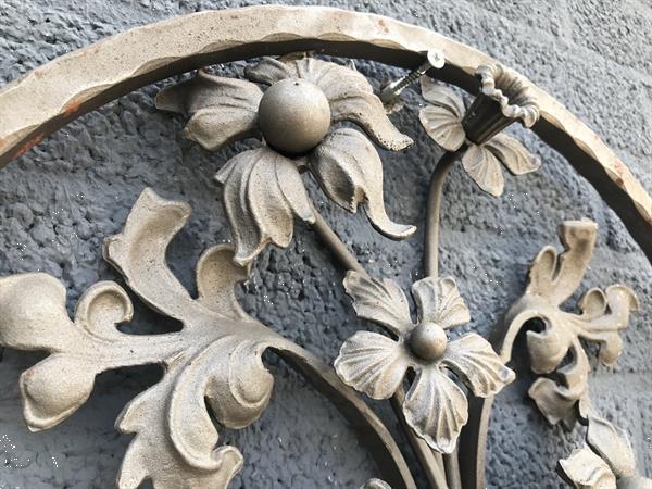 Grote foto prachtig rond wandornament sierhekwerk van smeedijzer met na tuin en terras hekken en schuttingen