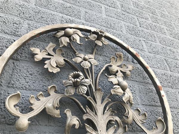 Grote foto prachtig rond wandornament sierhekwerk van smeedijzer met na tuin en terras hekken en schuttingen