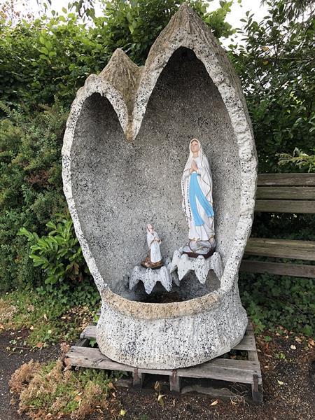 Grote foto mariaverschijning in lourdes in de grot. antiek en kunst religie