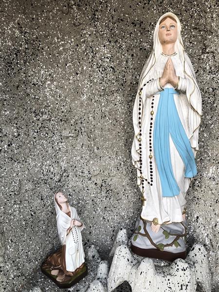 Grote foto mariaverschijning in lourdes in de grot. antiek en kunst religie