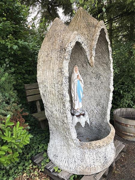 Grote foto mariaverschijning in lourdes in de grot. antiek en kunst religie