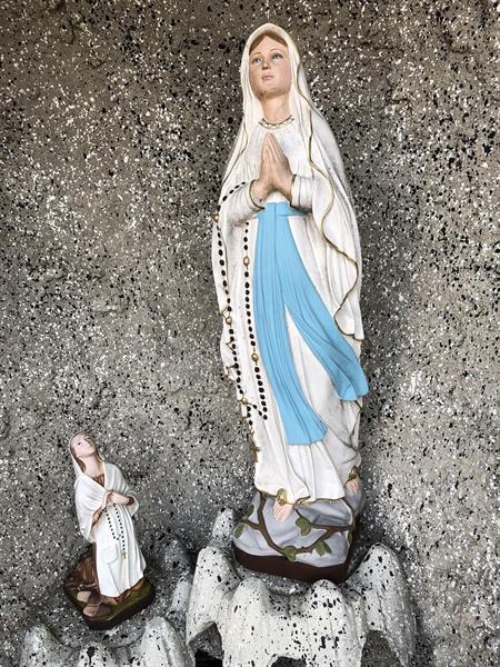 Grote foto mariaverschijning in lourdes in de grot. antiek en kunst religie