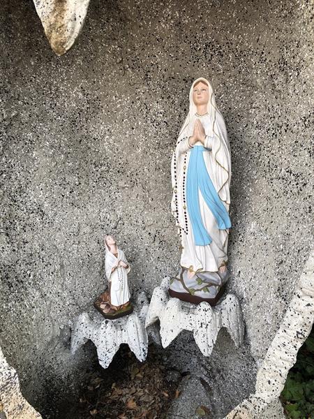 Grote foto mariaverschijning in lourdes in de grot. antiek en kunst religie