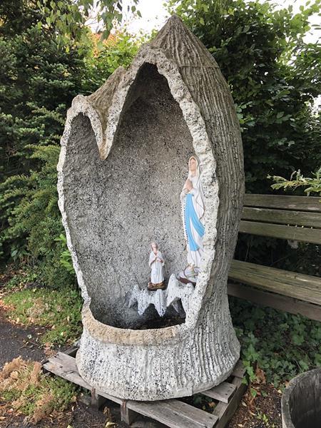 Grote foto mariaverschijning in lourdes in de grot. antiek en kunst religie