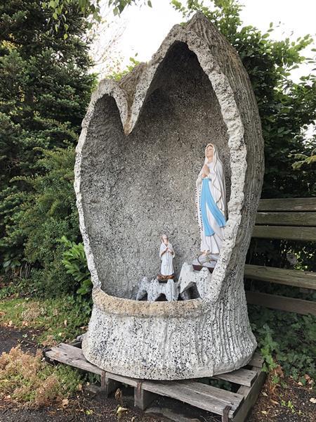 Grote foto mariaverschijning in lourdes in de grot. antiek en kunst religie