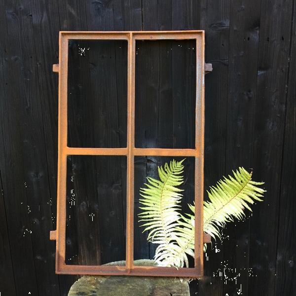 Grote foto ijzeren venster voor de tuinmuur raam rooster antiek en kunst curiosa en brocante