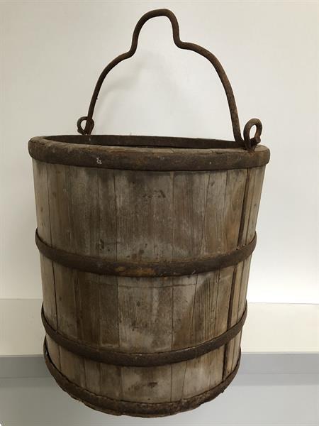 Grote foto houten emmer antiek uniek stuk zeer fraai en klassiek. tuin en terras sierplanten