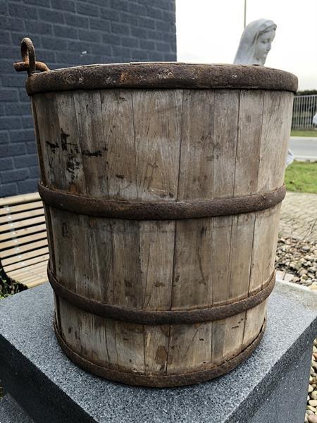 Grote foto houten emmer antiek uniek stuk zeer fraai en klassiek. tuin en terras sierplanten
