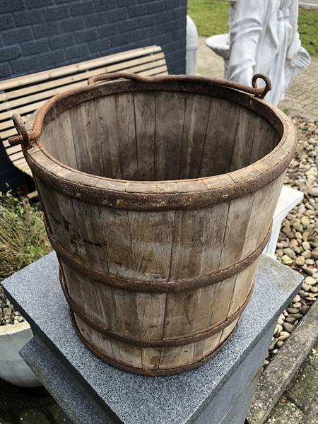 Grote foto houten emmer antiek uniek stuk zeer fraai en klassiek. tuin en terras sierplanten
