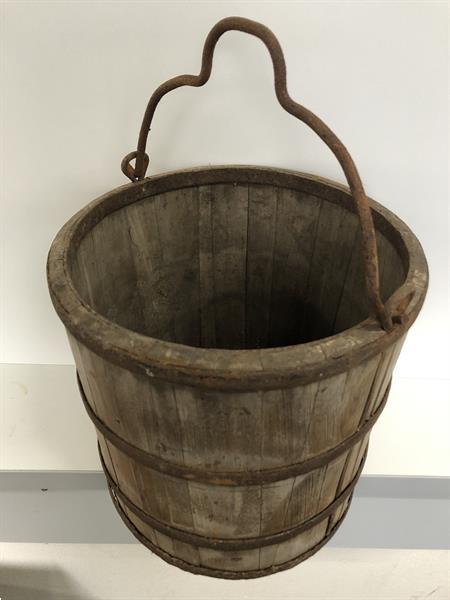 Grote foto houten emmer antiek uniek stuk zeer fraai en klassiek. tuin en terras sierplanten