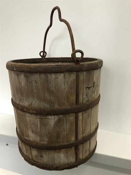 Grote foto houten emmer antiek uniek stuk zeer fraai en klassiek. tuin en terras sierplanten