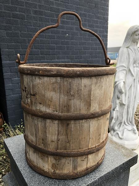 Grote foto houten emmer antiek uniek stuk zeer fraai en klassiek. tuin en terras sierplanten