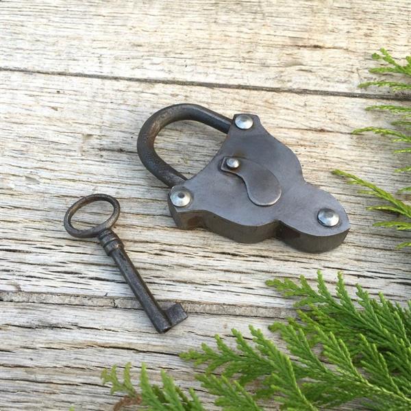 Grote foto antiek hangslot hartvorm met sleutel ijzer geolied tuin en terras hekken en schuttingen