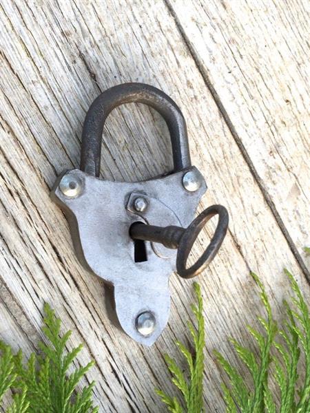 Grote foto antiek hangslot hartvorm met sleutel ijzer geolied tuin en terras hekken en schuttingen