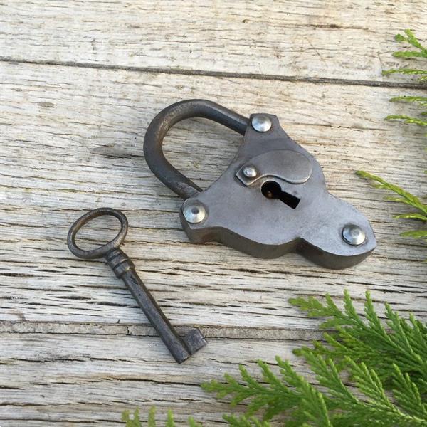 Grote foto antiek hangslot hartvorm met sleutel ijzer geolied tuin en terras hekken en schuttingen