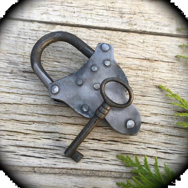 Grote foto antiek hangslot hartvorm met sleutel ijzer geolied tuin en terras hekken en schuttingen