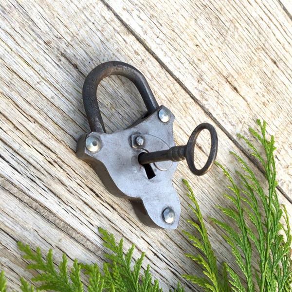 Grote foto antiek hangslot hartvorm met sleutel ijzer geolied tuin en terras hekken en schuttingen