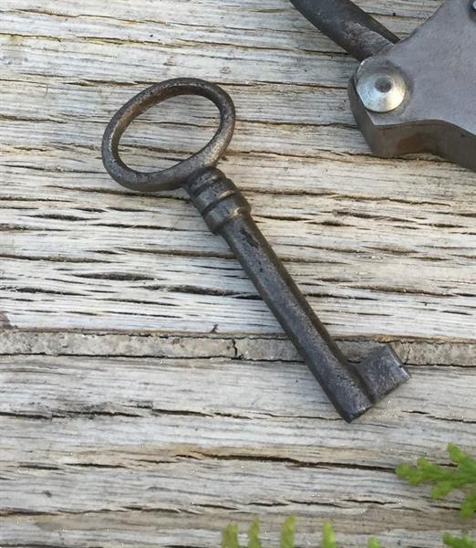 Grote foto antiek hangslot hartvorm met sleutel ijzer geolied tuin en terras hekken en schuttingen