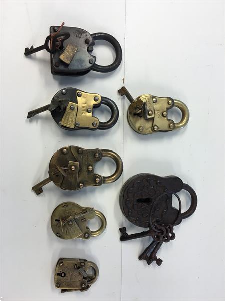 Grote foto antiek hangslot hartvorm met sleutel ijzer geolied tuin en terras hekken en schuttingen