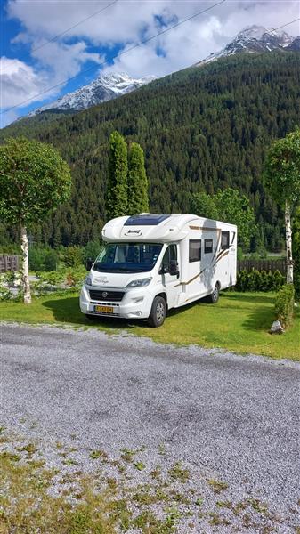 Grote foto camper huren. luxe camper te huur. caravans en kamperen campers