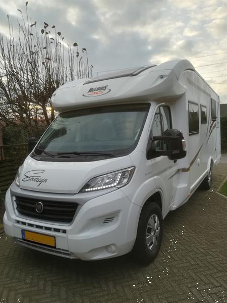 Grote foto boek nu een camper. half integraal camper. caravans en kamperen campers