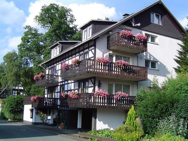 Grote foto ferienhaus met 6 appartementen hoch sauerland. huizen en kamers bestaand europa