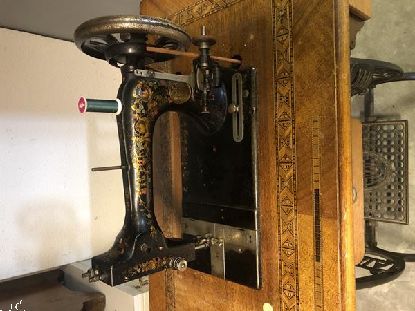 Grote foto 100 jaar oude trapnaaimachine antiek en kunst naaimachines