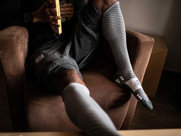 Grote foto compressport recovery socks grey melange 1s kleding heren sportkleding