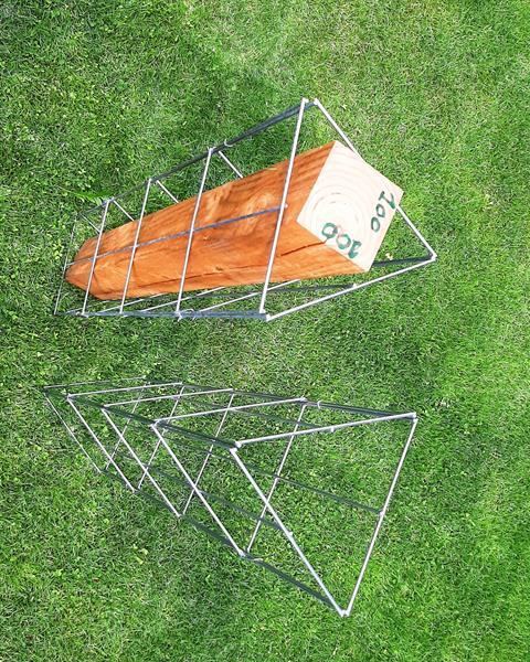 Grote foto clematis tegen de schutting en langs palen tuin en terras klimplanten