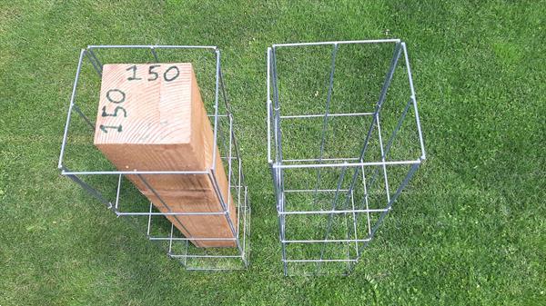 Grote foto clematis tegen de schutting en langs palen tuin en terras klimplanten