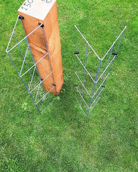 Grote foto clematis tegen de schutting en langs palen tuin en terras klimplanten