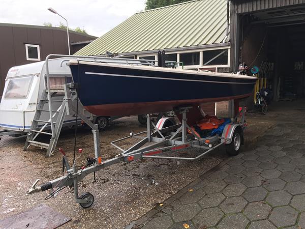 Grote foto damco trailer voor zeilboot met kiel watersport en boten boottrailers