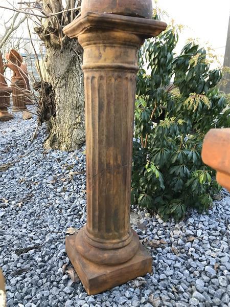 Grote foto hoge sokkel zuil stenen pilaar tuin en terras tuindecoratie