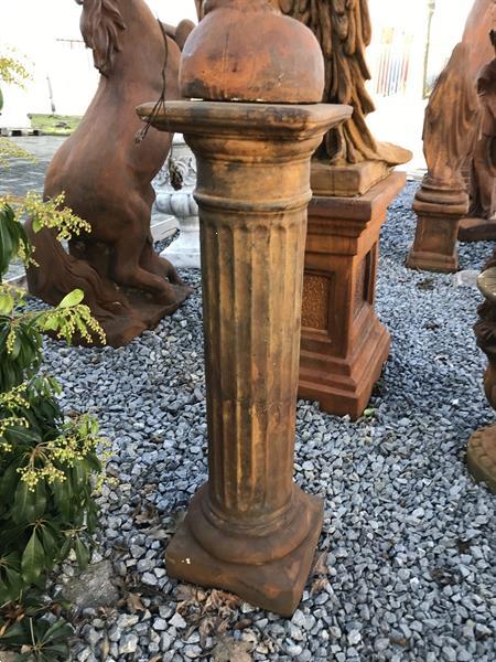 Grote foto hoge sokkel zuil stenen pilaar tuin en terras tuindecoratie