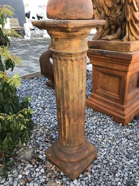 Grote foto hoge sokkel zuil stenen pilaar tuin en terras tuindecoratie