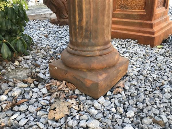 Grote foto hoge sokkel zuil stenen pilaar tuin en terras tuindecoratie