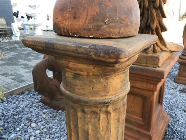 Grote foto hoge sokkel zuil stenen pilaar tuin en terras tuindecoratie