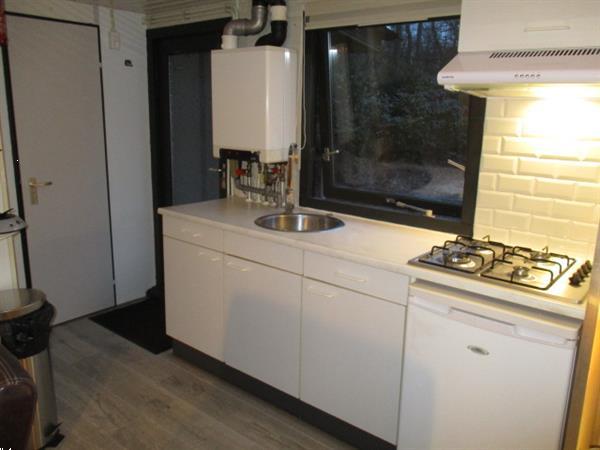 Grote foto camping trimunt tegen bos gelegen caravans en kamperen campings