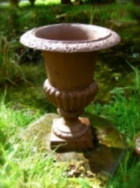 Grote foto gietijzeren plantenbak voor buiten sierlijk tuin en terras bloempotten