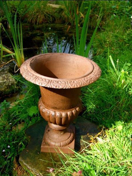 Grote foto gietijzeren plantenbak voor buiten sierlijk tuin en terras bloempotten
