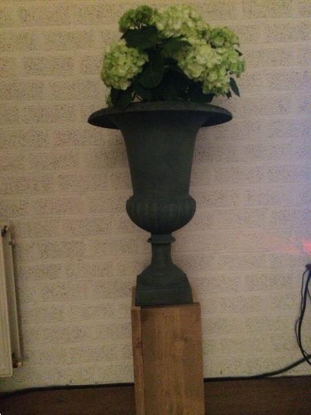 Grote foto tuinvaas groot gietijzer op houten sokkel zuil tuin en terras bloempotten