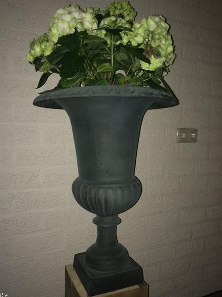 Grote foto tuinvaas groot gietijzer op houten sokkel zuil tuin en terras bloempotten