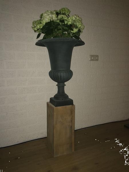 Grote foto tuinvaas groot gietijzer op houten sokkel zuil tuin en terras bloempotten